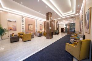 a lobby with couches and chairs in a building at القصر للاجنحة الفندقية الإسكان in Khamis Mushayt