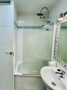 A bathroom at Home Triana Még 13 kép