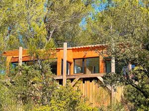 una casa de madera en medio de árboles en Avignon : Le Mas Cott, le paradis dans la nature, en Aramon