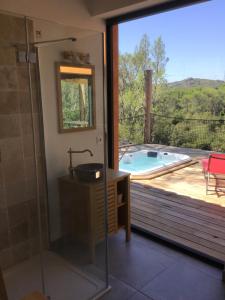 baño con ducha y piscina en Avignon : Le Mas Cott, le paradis dans la nature, en Aramon