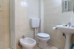 フィレンツェにあるミアパレスのバスルーム(トイレ、洗面台付)