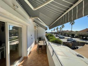 a balcony with awning and a view of a parking lot at Résidence San Paolisa in Hyères