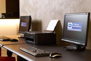 a desk with a computer monitor and a printer at Best Western Park Hotel Continental in San Donà di Piave