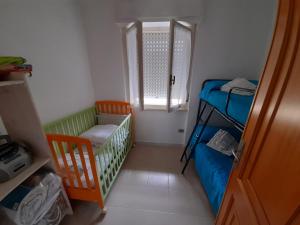 アルゲーロにあるCasa del Lidoの二段ベッド1組、窓が備わる小さな客室です。