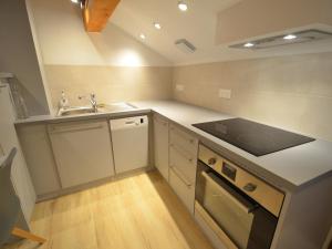 een kleine keuken met een wastafel en een fornuis bij Appartement Saint-Martin-de-Belleville, 3 pièces, 4 personnes - FR-1-452-351 in Saint-Martin-de-Belleville