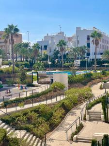 uma vista para um parque com palmeiras e uma piscina em BArenales Sun Apart em Arenales del Sol