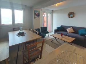 ein Wohnzimmer mit einem Sofa und einem Tisch in der Unterkunft Studio Les Arcs 1800, 1 pièce, 4 personnes - FR-1-346-308 in Arc 1800
