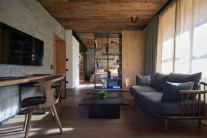 uma sala de estar com um sofá e uma mesa em EnHotel em Zakopane