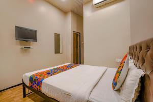 Postel nebo postele na pokoji v ubytování FabExpress Comfort stay - Nr Mumbai International Airport