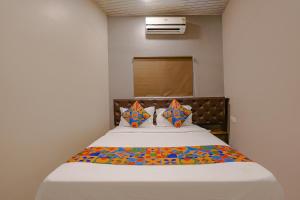 Postel nebo postele na pokoji v ubytování FabExpress Comfort stay - Nr Mumbai International Airport