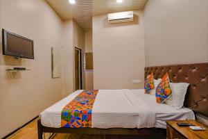 Postel nebo postele na pokoji v ubytování FabExpress Comfort stay - Nr Mumbai International Airport
