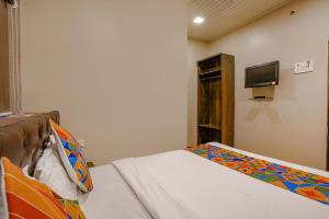 TV a/nebo společenská místnost v ubytování FabExpress Comfort stay - Nr Mumbai International Airport