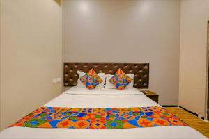 Postel nebo postele na pokoji v ubytování FabExpress Comfort stay - Nr Mumbai International Airport