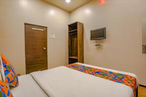 Postel nebo postele na pokoji v ubytování FabExpress Comfort stay - Nr Mumbai International Airport