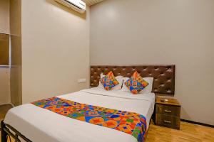Postel nebo postele na pokoji v ubytování FabExpress Comfort stay - Nr Mumbai International Airport