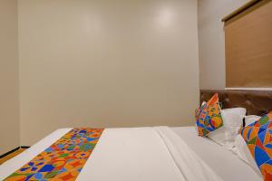 Postel nebo postele na pokoji v ubytování FabExpress Comfort stay - Nr Mumbai International Airport