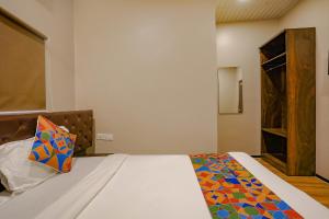 Postel nebo postele na pokoji v ubytování FabExpress Comfort stay - Nr Mumbai International Airport