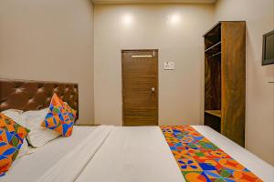 Postel nebo postele na pokoji v ubytování FabExpress Comfort stay - Nr Mumbai International Airport