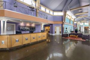 レドゥクにあるRoyal Hotel Edmonton Airport Trademark Collection By Wyndhamの王様の看板が壁に貼られたホテルのロビー