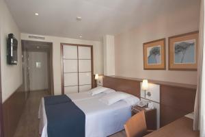 Postel nebo postele na pokoji v ubytování Hotel RH Sorolla Centro