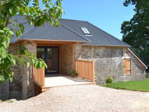 een stenen cottage met een zwart dak bij Love Barn in Darlington