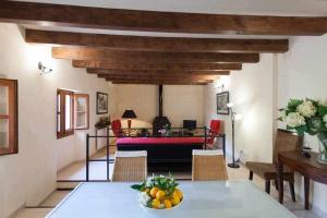 een woonkamer met een tafel met een fruitschaal bij Casa Fornalutx with Air Conditioning and a roof terrace with great views in Fornalutx
