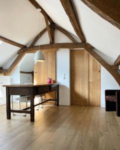 een zolderkantoor met een houten bureau in een kamer bij Hoeve Berghof in Heerlen
