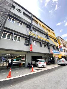 un edificio con auto parcheggiate di fronte di Swing & Pillows - KL Cheras Maluri a Kuala Lumpur