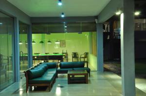 Ruang duduk di Laya Safari Resorts & Spa