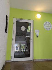 una porta in una stanza con una parete verde di PM-Rooms a Monaco