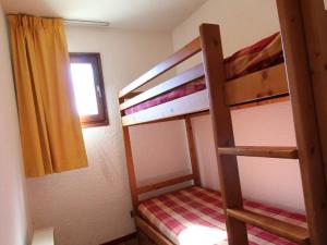 two bunk beds in a small room with a window at Appartement à 300m des pistes pour 7 pers. à Lanslebourg - FR-1-508-10 in Lanslebourg-Mont-Cenis