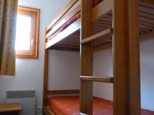Katil dua tingkat atau katil-katil dua tingkat dalam bilik di Appartement Lanslevillard, 3 pièces, 6 personnes - FR-1-508-15