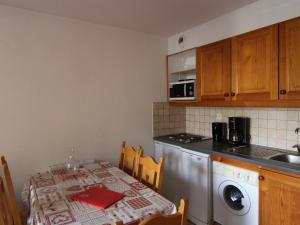 Kuhinja oz. manjša kuhinja v nastanitvi Appartement Lanslevillard, 3 pièces, 5 personnes - FR-1-508-52