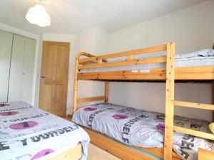 een slaapkamer met 2 stapelbedden in een huis bij Appartement Lanslevillard, 3 pièces, 6 personnes - FR-1-508-58 in Lanslevillard