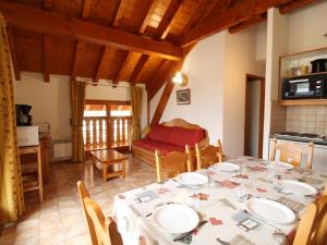 a dining room with a table and a kitchen at Appartement Aussois, 3 pièces, 6 personnes - FR-1-508-88 in Aussois