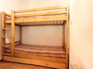 a bunk bed in a room with a bunk bed in a house at Appartement Lanslevillard, 2 pièces, 6 personnes - FR-1-508-112 in Lanslevillard