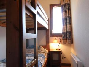 a bedroom with a bunk bed and a window at Appartement Aussois, 3 pièces, 6 personnes - FR-1-508-36 in Aussois