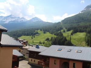 a view of a valley with mountains and houses at Appartement confortable à Val Cenis Lanslebourg, 300m des pistes, 5 personnes, balcon, casier à skis - FR-1-508-40 in Lanslebourg-Mont-Cenis +2 photos