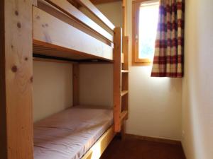 Tempat tidur susun dalam kamar di Appartement Lanslebourg-Mont-Cenis, 3 pièces, 6 personnes - FR-1-508-78