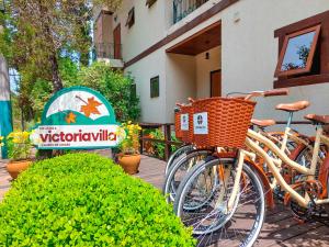 Pousada Victoria Villa By Nacional Inn في كامبوس دو جورداو: مجموعة من الدراجات متوقفة أمام المبنى