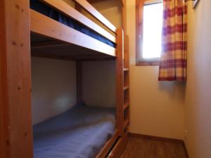 a couple of bunk beds in a room with a window at Appartement Lanslebourg-Mont-Cenis, 3 pièces, 6 personnes - FR-1-508-105 in Lanslebourg-Mont-Cenis