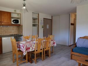 a kitchen and dining room with a table and chairs at Appartement Aussois, 3 pièces, 6 personnes - FR-1-508-115 in Aussois