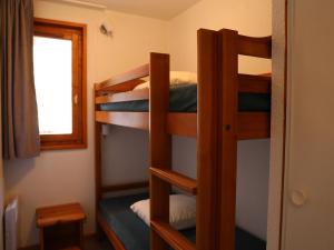 a bunk bed room with two bunk beds in it at Appartement Aussois, 3 pièces, 6 personnes - FR-1-508-115 in Aussois