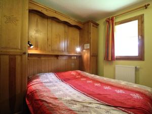 a bedroom with a bed with a red blanket on it at Appart cosy 6 pers, proche pistes, WiFi, parking, draps inclus - FR-1-508-117 in Lanslevillard