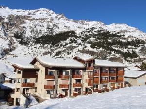 a building in the snow with a mountain at Studio Lanslevillard, 1 pièce, 4 personnes - FR-1-508-172 in Lanslevillard