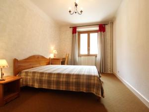 a bedroom with a bed and a window at Appartement spacieux 5 pers avec balcon et wifi à Lanslebourg - FR-1-508-146 in Lanslebourg-Mont-Cenis
