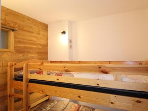 歐蘇瓦的住宿－Appartement Aussois, 4 pièces, 8 personnes - FR-1-508-221，木墙客房内的一张大型木床