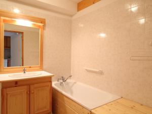 y baño con bañera, lavabo y espejo. en Appartement Aussois, 2 pièces, 4 personnes - FR-1-508-175, en Aussois