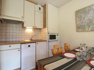 Η κουζίνα ή μικρή κουζίνα στο Appartement cosy 4 pers avec WIFI et parking à Lanslevillard - FR-1-508-183