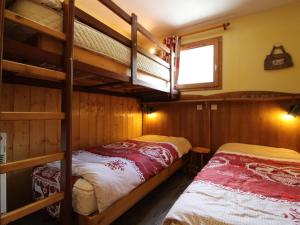 a bedroom with two bunk beds and a window at Appartement Lanslevillard, 3 pièces, 6 personnes - FR-1-508-214 in Lanslevillard